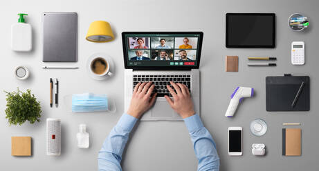 Flat Lay Draufsicht Schreibtisch Arbeitsraum mit Laptop, Videoanruf, Home-Office, Business-und Coronavirus-Konzept. - HPIF06461