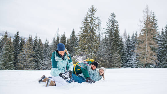 Familie mit kleiner Tochter, die sich in der winterlichen Natur des Tatra-Gebirges in der Slowakei vergnügt. - HPIF06569