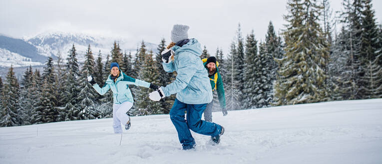 Familie mit kleiner Tochter, die sich in der winterlichen Natur des Tatra-Gebirges in der Slowakei vergnügt. - HPIF06570