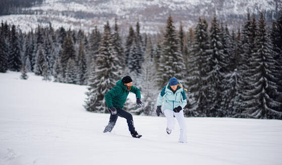Reifes Paar, das sich in der winterlichen Natur des Tatra-Gebirges in der Slowakei amüsiert. - HPIF06575