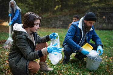 Eine Gruppe von Freiwilligen säubert den Wald von Müll, Konzept der gemeinnützigen Arbeit - HPIF06965