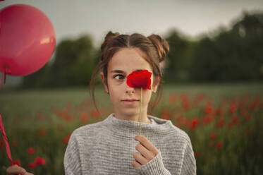 Mädchen bedeckt Auge mit Mohnblume - ALKF00137