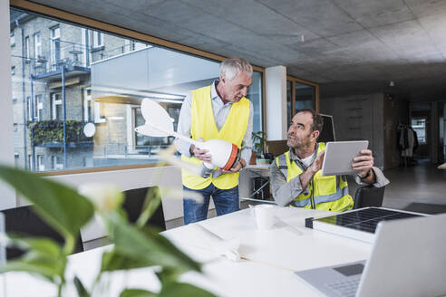 Ingenieur und Kollege diskutieren zusammen im Büro - UUF28288