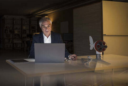 Businessman working on laptop at office - UUF28334