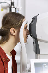 Patientin bei einer Augenuntersuchung mit modernen Geräten in einer medizinischen Klinik - SANF00049