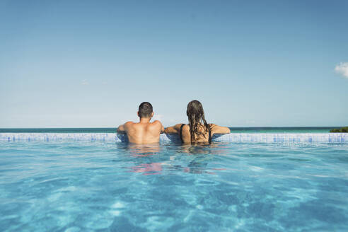 Freund und Freundin vergnügen sich gemeinsam im Schwimmbad - IEF00312