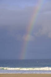 Südafrika, Ostkap, Regenbogen über Jeffreys Bay - LBF03763