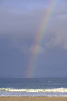 Südafrika, Ostkap, Regenbogen über Jeffreys Bay - LBF03763