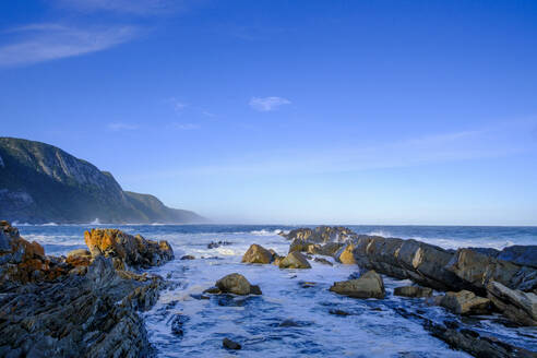 Südafrika, Ostkap, Zerklüftetes Ufer des Storms River im Tsitsikamma National Park - LBF03765