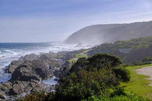 Südafrika, Ostkap, Zerklüftetes Ufer des Storms River im Tsitsikamma National Park - LBF03766