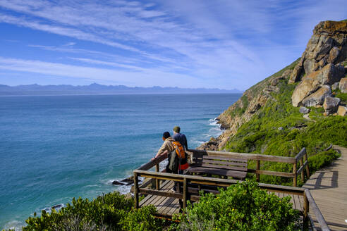 Südafrika, Ostkap, Zwei Wanderer auf einer Aussichtsplattform mit Blick auf die Plettenberg Bay - LBF03773