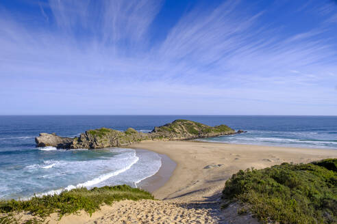 Südafrika, Ostkap, Sandstrand im Robberg Nature Reserve - LBF03774