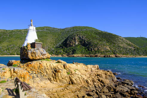 Südafrika, Ostkap, Leere Bank vor dem Eastern Heads Beacon - LBF03776