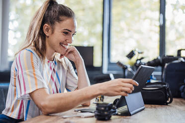 Lächelnde Geschäftsfrau mit Tablet-PC am Schreibtisch - JOSEF17529