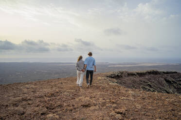 Mann und Frau erkunden Berg im Urlaub - FBAF02110