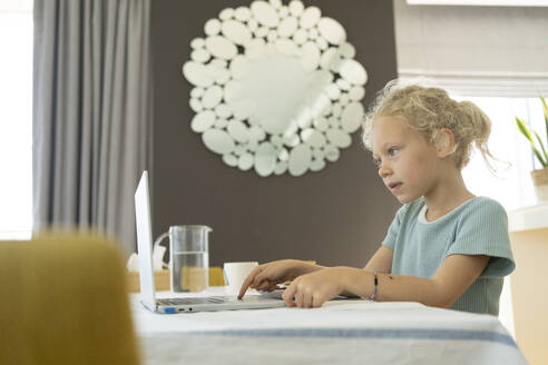 Mädchen benutzt Laptop zu Hause - SVKF01335