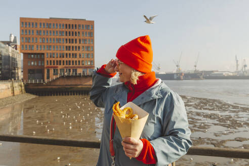 Frau mit Fisch und Chips - IHF01320