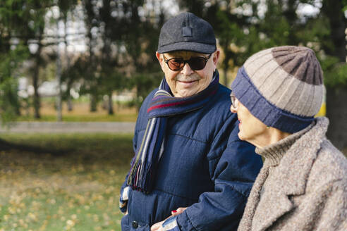 Älteres Paar in warmer Kleidung im herbstlichen Park - SEAF01750