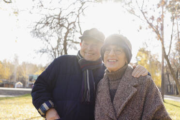 Glückliches älteres Paar im Herbstpark an einem sonnigen Tag - SEAF01751