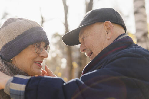 Romantisches Seniorenpaar von Angesicht zu Angesicht im Park - SEAF01762