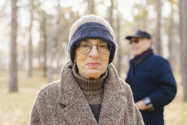 Ältere Frau mit Brille und Strickmütze im Park - SEAF01769