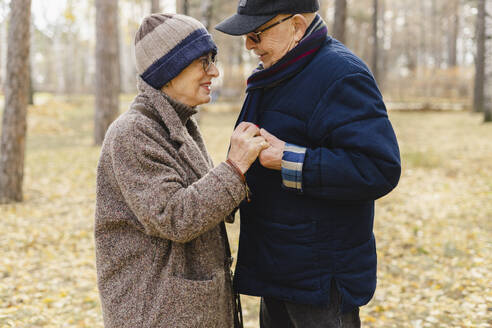 Älteres Paar hält Hände im Park - SEAF01770