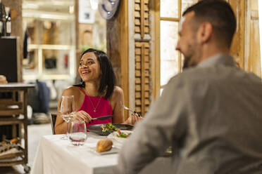 Glückliches Paar beim Abendessen im Restaurant - JCCMF09605