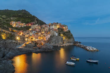 Italien, La Spezia, Manarola, Blick auf das Küstendorf in den Cinque Terre in der Abenddämmerung - FOF13471