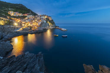 Italien, La Spezia, Manarola, Blick auf das Küstendorf in den Cinque Terre in der Abenddämmerung - FOF13472