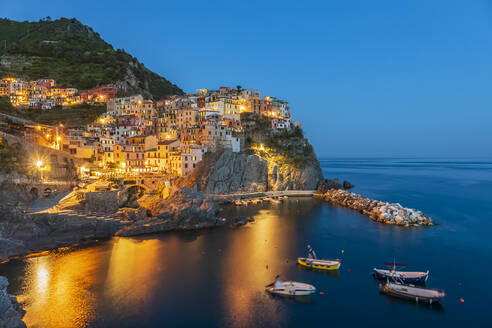 Italien, La Spezia, Manarola, Blick auf das Küstendorf in den Cinque Terre in der Abenddämmerung - FOF13473