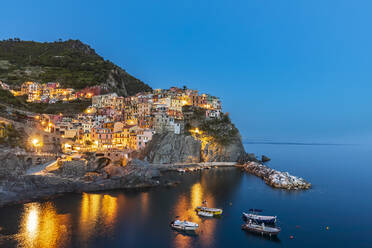Italien, La Spezia, Manarola, Blick auf das Küstendorf in den Cinque Terre in der Abenddämmerung - FOF13474