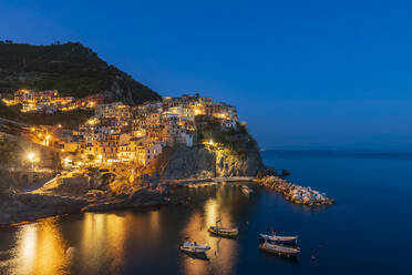 Italien, La Spezia, Manarola, Blick auf das Küstendorf in den Cinque Terre in der Abenddämmerung - FOF13475