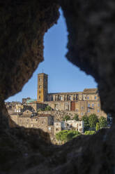Italien, Latium, Sutri, Kathedrale Santa Maria Assunta durch ein Loch in der Felswand gesehen - MAMF02580