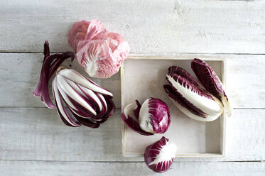 Roher Radicchio auf weißer Holzunterlage - ASF06850