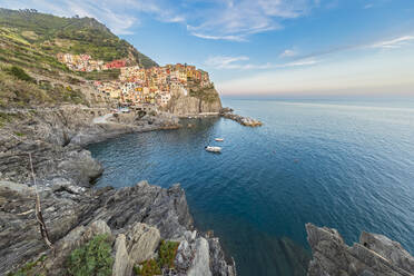 Italien, Ligurien, Manarola, Blick auf das historische Dorf entlang der Cinque Terre - FOF13476