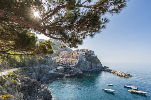 Italien, Ligurien, Manarola, Die Sonne scheint über dem historischen Dorf entlang der Cinque Terre - FOF13478