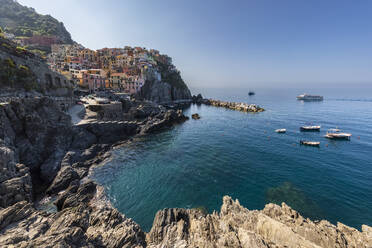 Italien, Ligurien, Manarola, Blick auf das historische Dorf entlang der Cinque Terre - FOF13480