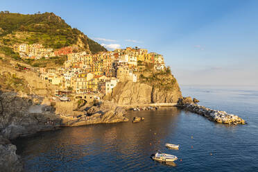 Italien, Ligurien, Manarola, Blick auf das historische Dorf entlang der Cinque Terre in der Abenddämmerung - FOF13481