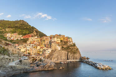 Italien, Ligurien, Manarola, Blick auf das historische Dorf entlang der Cinque Terre in der Abenddämmerung - FOF13482