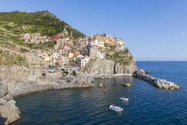 Italien, Ligurien, Manarola, Blick auf das historische Dorf entlang der Cinque Terre - FOF13486