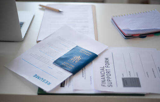 Ein Antragsformular für ukrainische Flüchtlinge auf dem Schreibtisch im Asylzentrum. - HPIF07018
