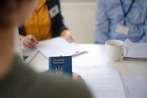 Eine ältere Freiwillige hilft einer Ukrainerin beim Ausfüllen von Formularen im Asylzentrum. - HPIF07019