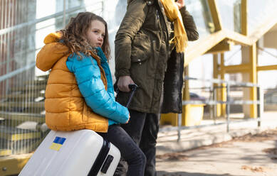 Nahaufnahme von ukrainischen Einwanderern mit Gepäck, die am Bahnhof warten, ukrainisches Kriegskonzept. - HPIF07036