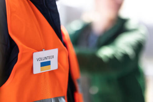Ein Freiwilliger bei der Registrierung ukrainischer Flüchtlinge am Bahnhof. - HPIF07046