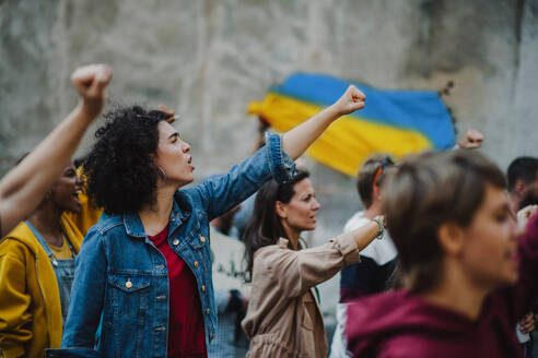 Eine Gruppe von Aktivisten, die gegen die russische Militärinvasion in der Ukraine protestieren, geht auf der Straße. - HPIF07062