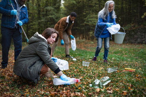 Eine Gruppe von Freiwilligen säubert den Wald von Müll, Konzept der gemeinnützigen Arbeit - HPIF07108
