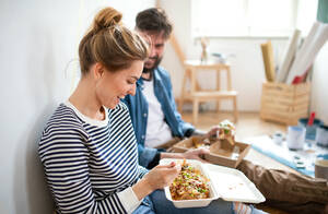 Mid Erwachsene Paar essen Mittagessen drinnen zu Hause, Verlagerung, diy und Lebensmittel-Lieferkonzept. - HPIF07270