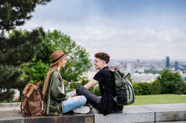 Porträt eines jungen Paares, das mit einem Stadtplan in die Stadt reist, sich ausruht und plant. - HPIF07290