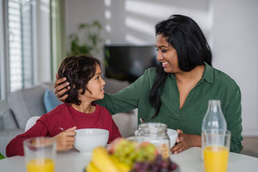 Ein kleiner Junge frühstückt mit seiner Mutter zu Hause. - HPIF07340