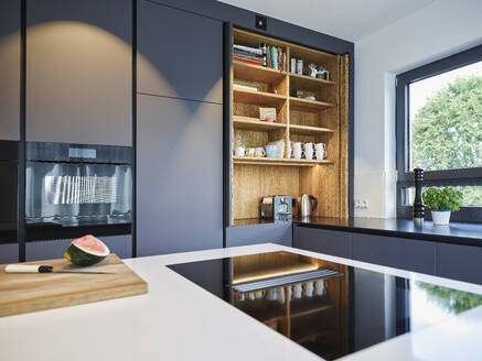 Modern eingerichtete Küche in der Wohnung - RORF03398